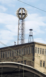 Sirene auf dem Hochhaus-Dach