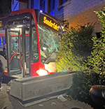 Bus kracht in Hauswand